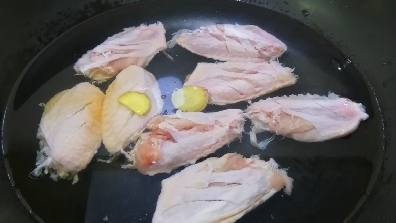 蒜香焖翅,锅里加入适量清水，加入鸡翅，姜片和料酒，焯水三分钟