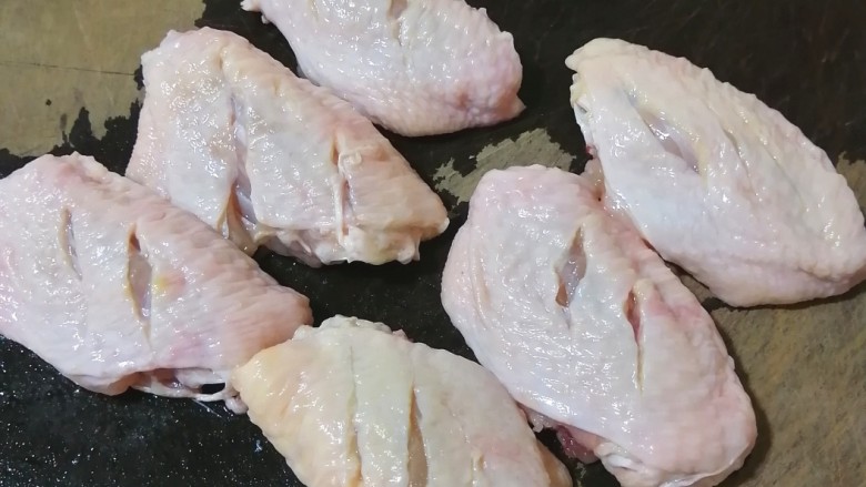蒜香焖翅,在鸡翅上划两刀