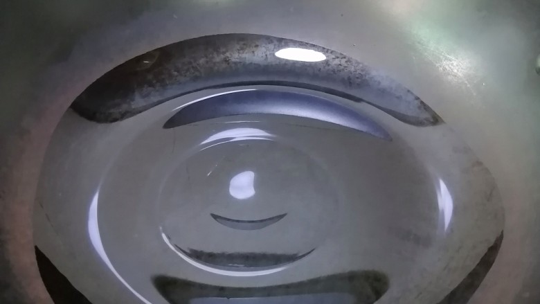 蒜香焖翅,热锅入油