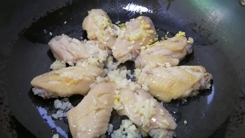 蒜香焖翅,加入姜蒜末