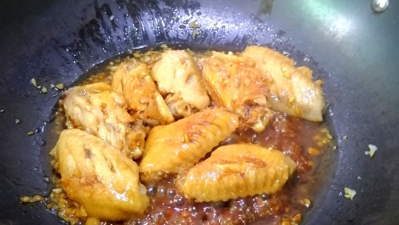蒜香焖翅,翻面再煮2～3分钟，收汁出锅