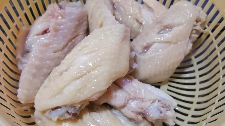 蒜香焖翅,捞出来，用清水冲净