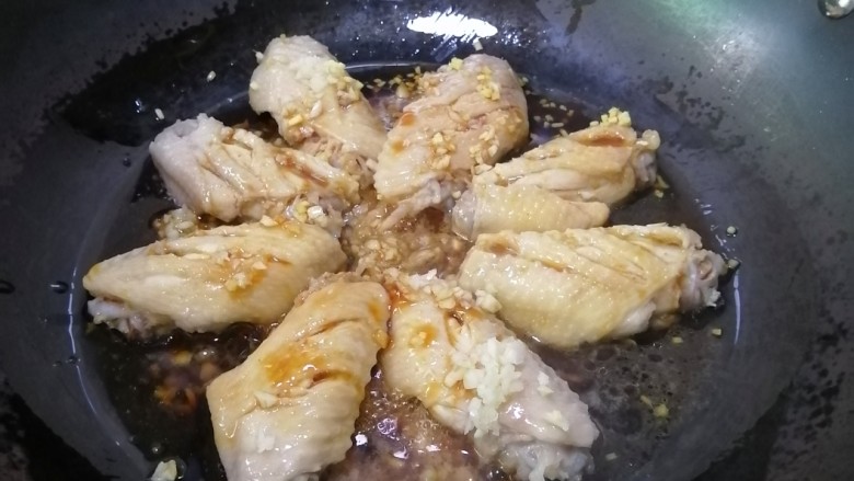蒜香焖翅,加入调好的料汁，煮三分钟左右