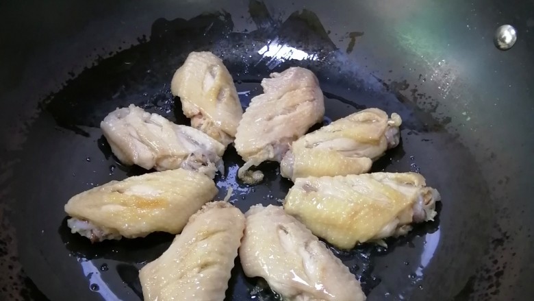 蒜香焖翅,加入鸡翅，两面煎至微黄