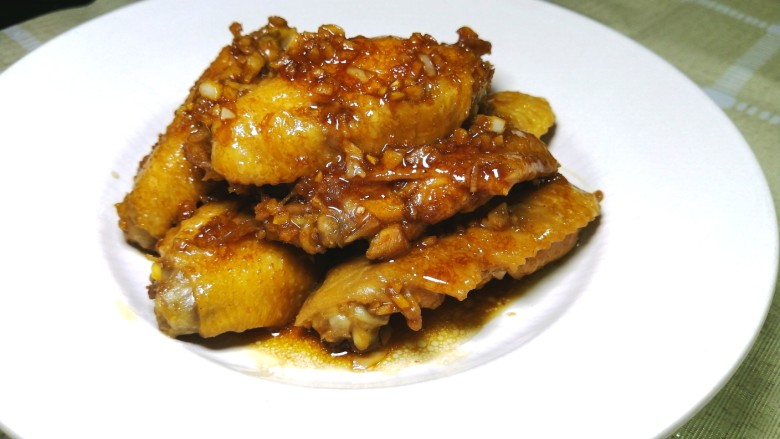 蒜香焖翅,香喷喷的蒜香鸡翅就做好了
