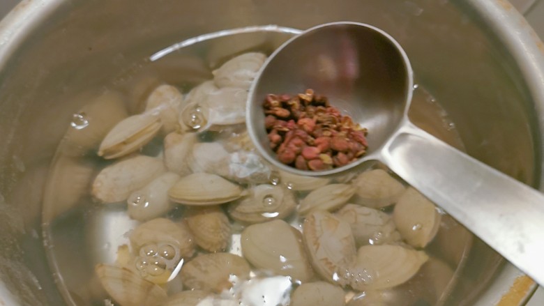 沙白苦瓜汤,放入开水中,水中加入<a style='color:red;display:inline-block;' href='/shicai/ 700'>花椒</a>去腥增香,全部开口后捞出。
