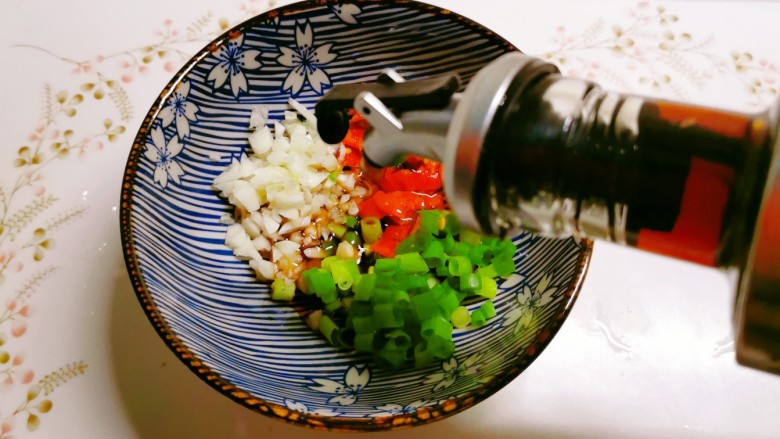 凉拌花甲,倒入<a style='color:red;display:inline-block;' href='/shicai/ 788'>生抽</a>和醋。