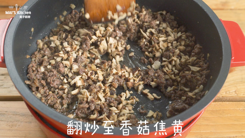 可以拌一切的农场香菇酱,加入香菇,翻炒至香菇焦黄后加入调好的酱料。