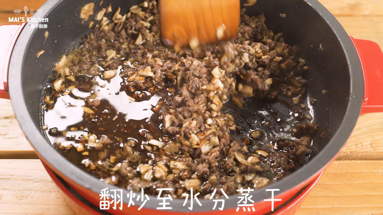 可以拌一切的农场香菇酱,小火翻炒至水分蒸干,约15分钟。