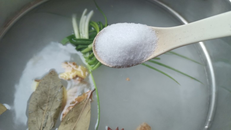 咸香鸡,再加入三勺盐,那勺子比较大,大概30克