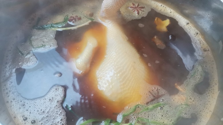 咸香鸡,再放进锅里,重复三次,这样三进三出能使鸡皮定型