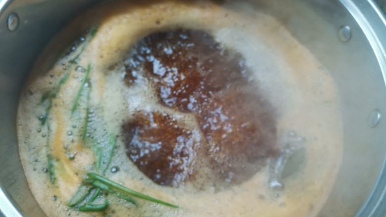 咸香鸡,大火煮开转,小火继续煮