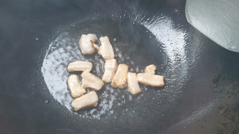彩椒炒肉丝,锅烧热下入肥肉,煸出肥油