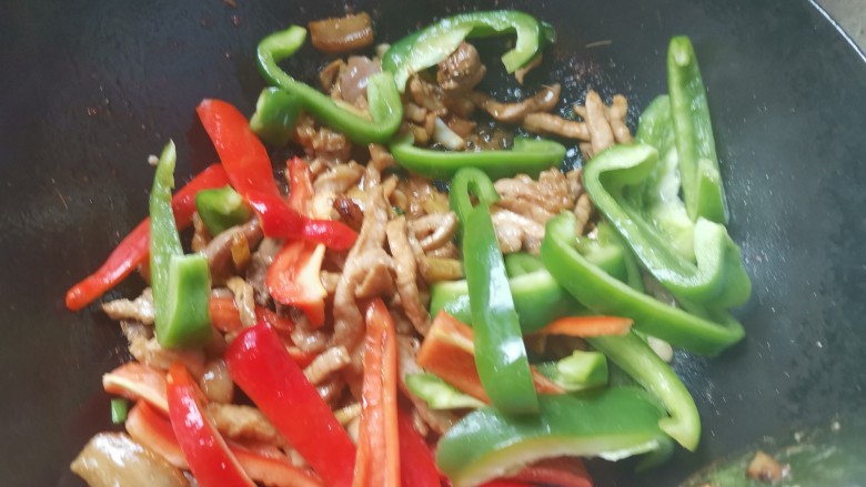 彩椒炒肉丝,下入青红彩椒,翻炒均匀至断生