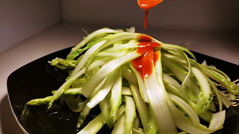 韩式辣椒酱凉拌芦笋,吃之前淋上酱汁,撒上芝麻即可