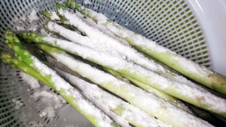 韩式辣椒酱凉拌芦笋,生食,洗菜要注意,撒一勺面粉,重点在芦笋尖上