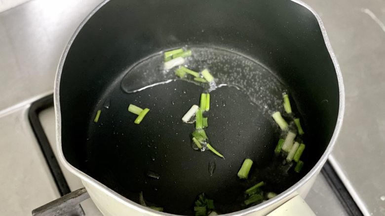 西红柿珍珠疙瘩汤,老少皆宜,拯救夏季没胃口,锅中热油,下一半葱白和葱花爆香
