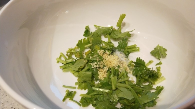 水晶饺子,加入鸡精,虾皮。