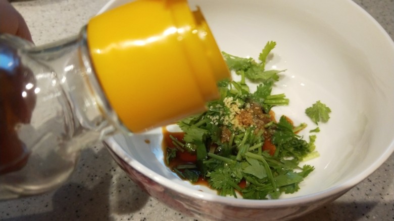 水晶饺子,倒入香油,最后加入紫菜。