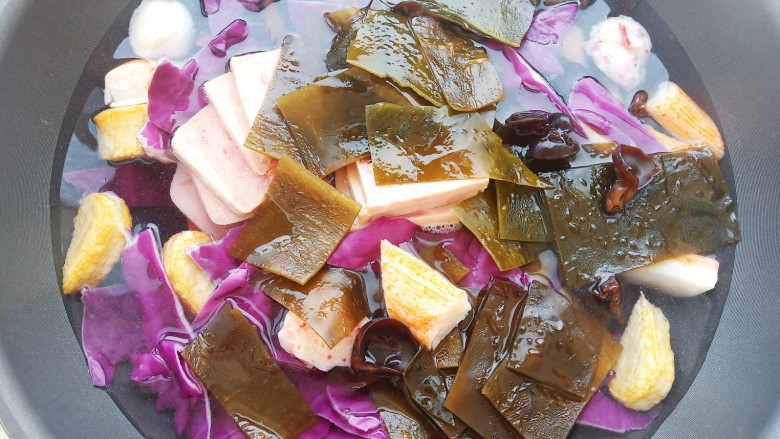 街边小吃麻辣拌,锅中烧开水,水开加入准备好的食材煮3分钟左右盛出。