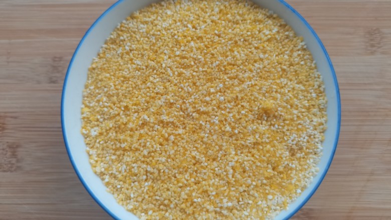 无花果小米粥,<a style='color:red;display:inline-block;' href='/shicai/ 493'>小米</a>洗净