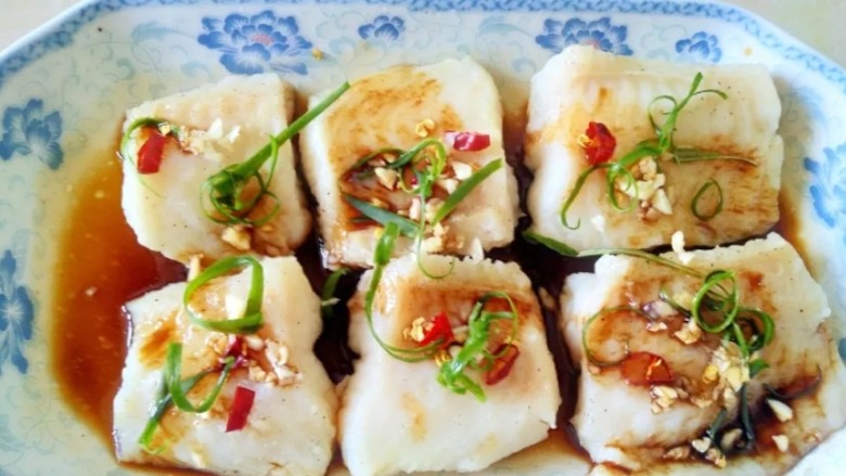 油泼鱼,淋上蒸鱼豉油,再泼上热油,一道美味鲜嫩的油泼巴沙鱼好了