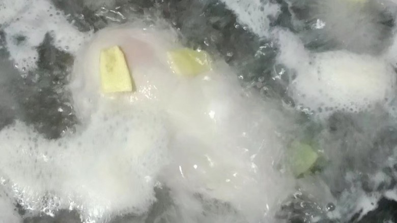 口水鸡丝,大火煮开后,撇出浮沫