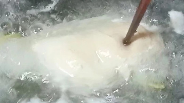 口水鸡丝,转小火煮20分钟,能用筷子轻轻扎透就熟了
