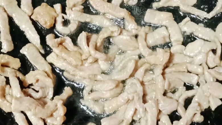 彩椒炒肉丝,热锅下油,倒入肉丝炒熟盛出
