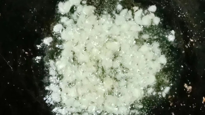 彩椒炒肉丝,另热锅下油,放入蒜末爆香