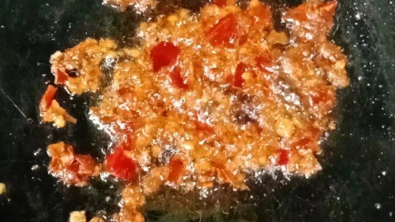 彩椒炒肉丝,锅中倒入一丢丢食用油,放入一勺<a style='color:red;display:inline-block;' href='/shicai/ 705'>豆瓣酱</a>炒出红油