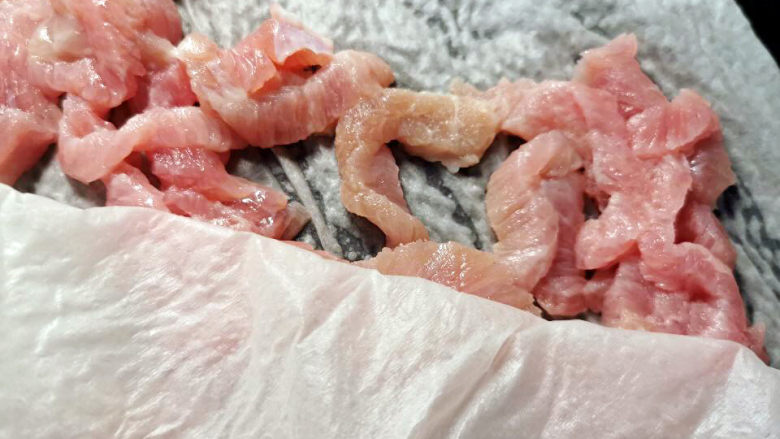 彩椒炒肉丝,猪肉清洗干净,控干水份