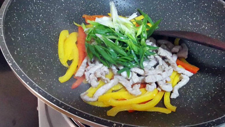 彩椒炒肉丝,青葱也加进来,快速翻炒均匀即可