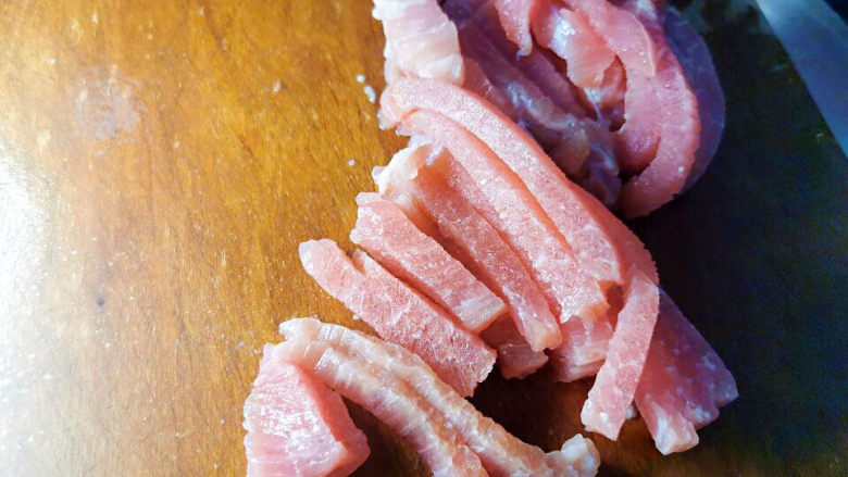 彩椒炒肉丝,<a style='color:red;display:inline-block;' href='/shicai/ 414'>猪肉</a>改刀切丝,这是逆纹切法