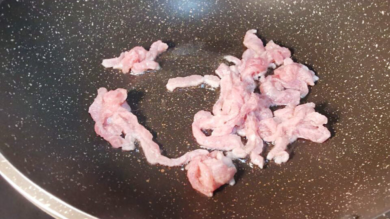彩椒炒肉丝,热锅冷油,猪肉滑炒至九成熟取出来