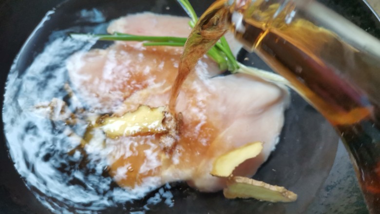 口水鸡丝,鸡胸肉冷水下锅,加入葱姜<a style='color:red;display:inline-block;' href='/shicai/ 718'>料酒</a>,火煮开转小火焖煮30分钟,小火焖煮能够使鸡胸肉不柴