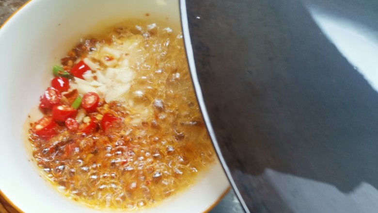口水鸡丝,锅里烧热油用热油泼一下,激出香味