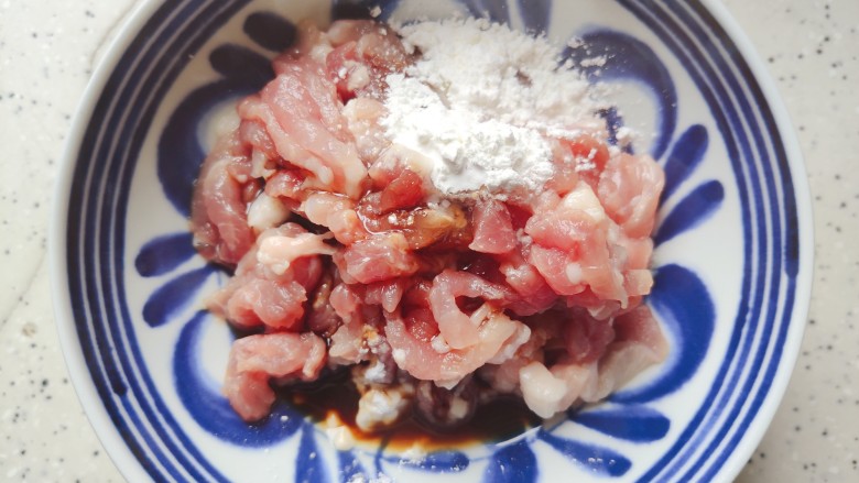 彩椒炒肉丝,<a style='color:red;display:inline-block;' href='/shicai/ 414'>猪肉</a>洗净切成丝,然后加适量料酒、生抽,一小勺细砂糖、淀粉,几滴食用油