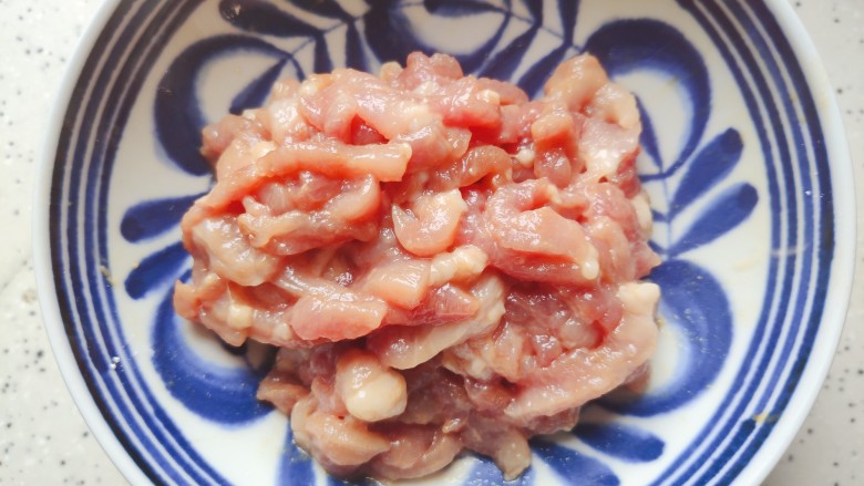 彩椒炒肉丝,抓均匀,腌制15分钟左右