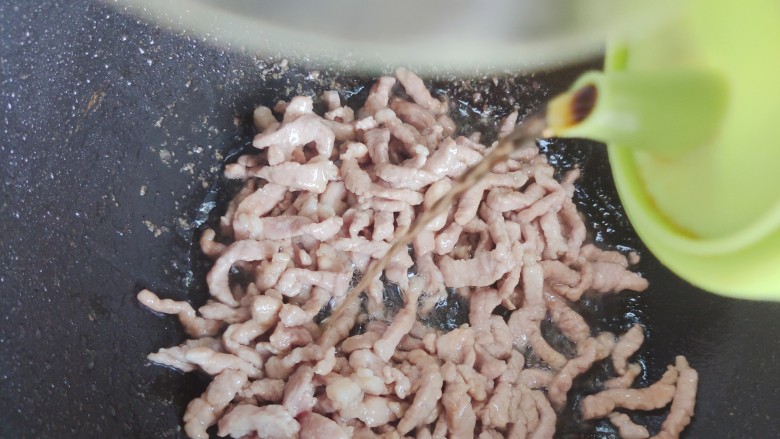 彩椒炒肉丝,加适量料酒,翻炒均匀