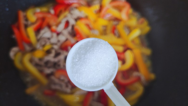 彩椒炒肉丝,待锅内汤汁收紧,加一小勺细盐