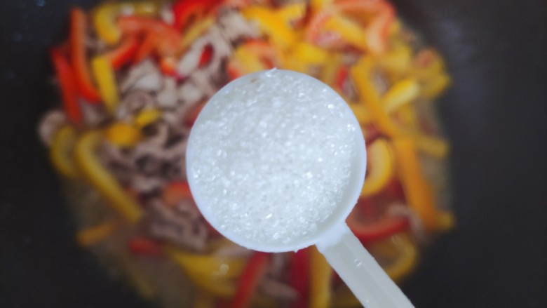 彩椒炒肉丝,加一小勺细砂糖,带出鲜味,翻炒均匀,即可