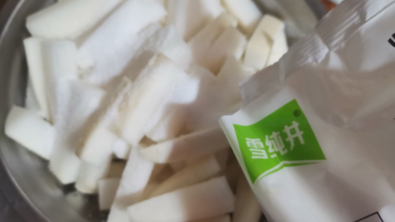 泡萝卜条,加入四十克盐拌均匀,腌30分钟,杀出<a style='color:red;display:inline-block;' href='/shicai/ 156925'>水</a>分