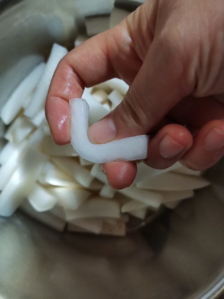 泡萝卜条,萝卜已经腌好,把腌萝卜的水倒出来,拿一个萝卜看看,明显能够弯曲就是好了
