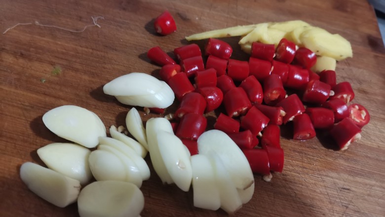 泡萝卜条,然后把姜切成片,小米椒切段,大蒜切成片