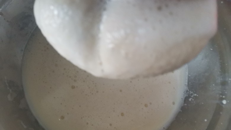 红糖豆腐脑,用纱布挤出豆渣,挤出的豆渣可以做成豆渣饼