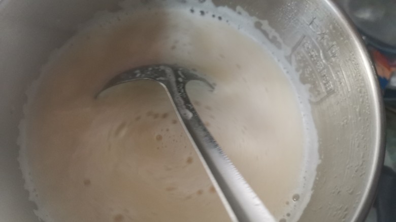 红糖豆腐脑,大火煮开后不停的搅拌,保持烧开的状态,再煮三分钟关火晾凉