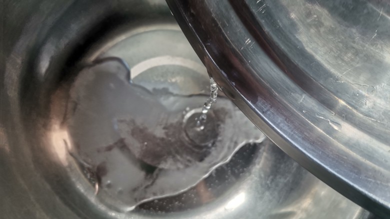 红糖豆腐脑,加入十克水,使葡萄糖内酯融化
