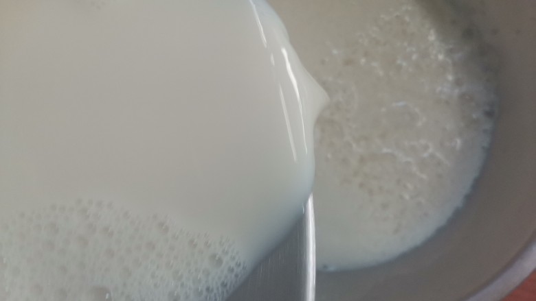 红糖豆腐脑,待豆浆晾凉至八九十度时,把豆浆倒入装有葡萄糖内酯的盆里,不要搅拌,也不要晃动盆