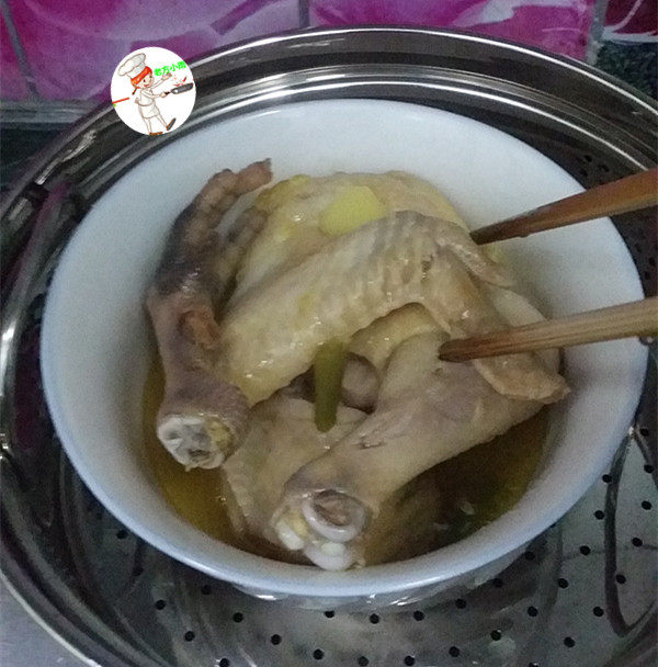 咸香鸡,开锅用筷子戳下,能戳动就说明蒸熟了,关火
